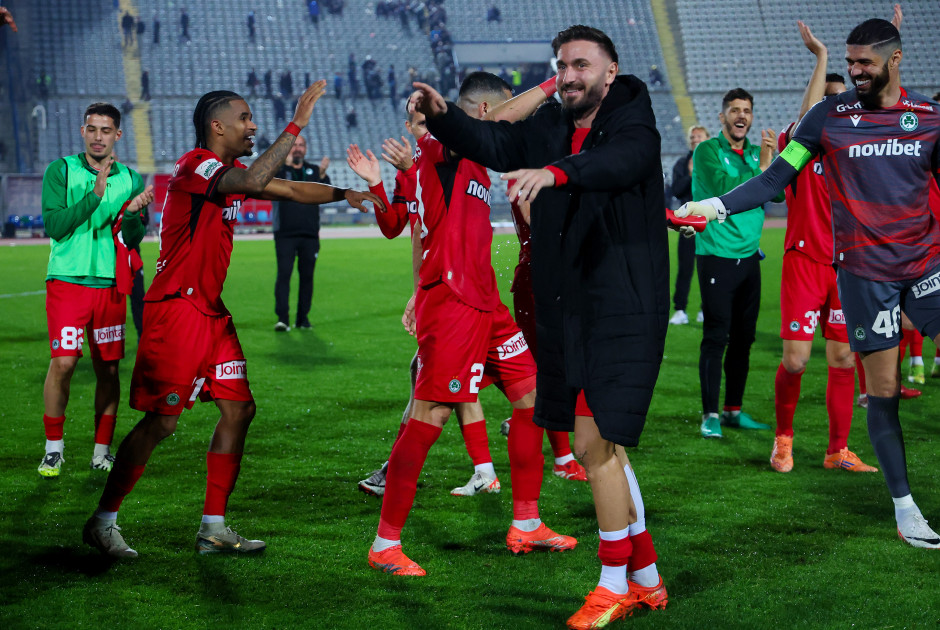 &Mu;&epsilon; &alpha;&upsilon;&tau;&omicron;ύ&sigmaf; &pi;ά&epsilon;&iota; &sigma;&tau;&omicron; &Epsilon;&upsilon;&rho;&omega;&pi;&alpha;ϊ&kappa;ό &eta; &Omicron;&mu;ό&nu;&omicron;&iota;&alpha;