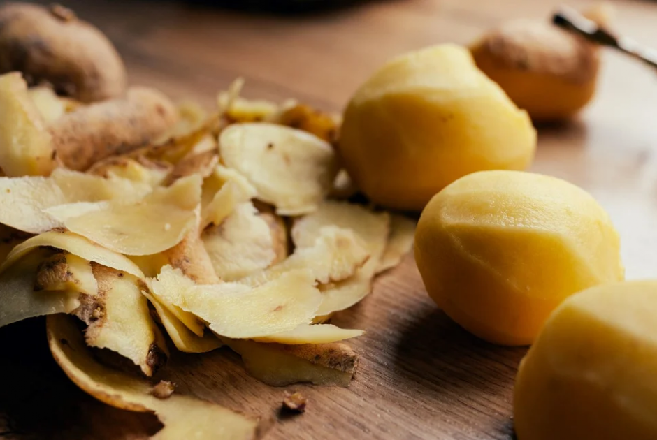 Ήξερες το «σπιτικό» κόλπο με φλούδες πατάτας και μαγειρική σόδα;