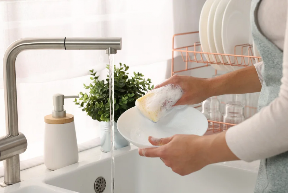 Πλένετε τα πιάτα στο χέρι; Αυτό είναι το λάθος που κάνετε, το οποίο δεν τα απολυμαίνει πραγματικά