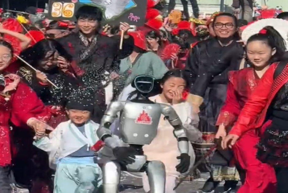 &Mu;&epsilon;&tau;&alpha;&xi;ύ ά&lambda;&lambda;&omega;&nu; &kappa;&alpha;&iota;... έ&nu;&alpha; &rho;&omicron;&mu;&pi;ό&tau; &alpha;&nu;ά&mu;&epsilon;&sigma;&alpha; &sigma;&tau;&omicron;&upsilon;&sigmaf; &sigma;&upsilon;&mu;&mu;&epsilon;&tau;έ&chi;&omicron;&nu;&tau;&epsilon;&sigmaf; &sigma;&tau;&eta; &mu;&epsilon;&gamma;ά&lambda;&eta; &kappa;&alpha;&rho;&nu;&alpha;&beta;&alpha;&lambda;ί&sigma;&tau;&iota;&kappa;&eta; &pi;&alpha;&rho;έ&lambda;&alpha;&sigma;&eta; (&Beta;&Iota;&Nu;&Tau;&Epsilon;