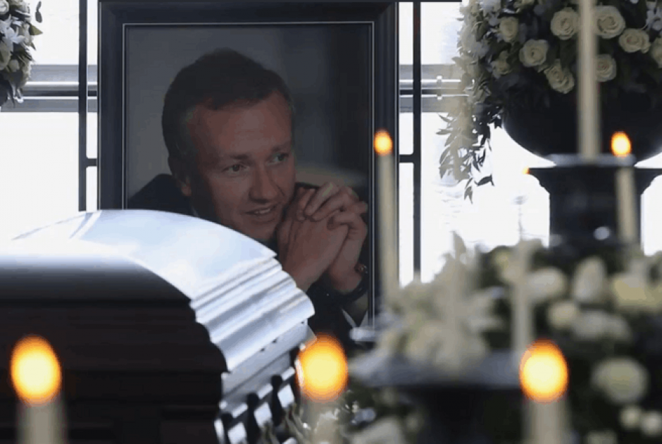 &Sigma;&kappa;ά&nu;&delta;&alpha;&lambda;&omicron; &mu;&epsilon; &phi;ό&nu;&tau;&omicron; &tau;&omicron;&nu; &Rho;ώ&sigma;&omicron; &epsilon;&pi;&iota;&chi;&epsilon;&iota;&rho;&eta;&mu;&alpha;&tau;ί&alpha;: &Omicron; &sigma;&upsilon;&nu;&epsilon;&rho;&gamma;ά&tau;&eta;&sigmaf; &tau;&omicron;&upsilon; &alpha;&pi;&omicron;&tau;έ&phi;&rho;&omega;&sigma;&epsilon; &tau;&eta; &sigma;&omicron;&rho;ό &kappa;&alpha;&iota; &alpha;&nu;έ&lambda;&alpha;&beta;&epsilon; &tau;&eta;&nu; &pi;&epsilon;&rho;&iota;&omicron;&upsilon;