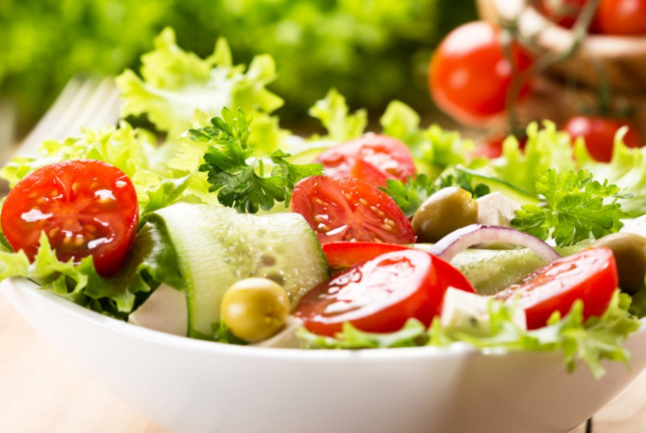 Γιατί δεν πρέπει ποτέ να κόβετε τη σαλάτα σας στο τραπέζι;