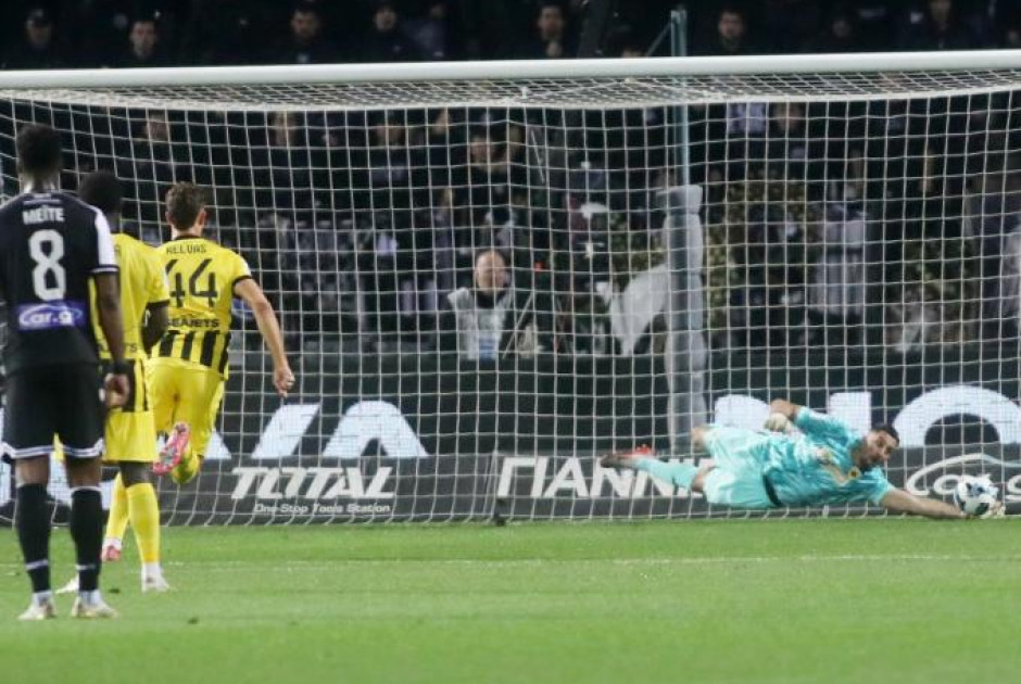 &Sigma;&tau;&alpha; &chi;&nu;ά&rho;&iota;&alpha; &tau;&omicron;&upsilon; &pi;&alpha;&tau;έ&rho;&alpha; &tau;&omicron;&upsilon; &omicron; &Sigma;&tau;&rho;&alpha;&kappa;ό&sigma;&alpha; - &Pi;&lambda;&eta;&sigma;&iota;ά&zeta;&epsilon;&iota; &tau;&omicron; &rho;&epsilon;&kappa;ό&rho; &tau;&omicron;&upsilon; &sigma;&tau;&iota;&sigmaf; &alpha;&pi;&omicron;&kappa;&rho;&omicron;ύ&sigma;&epsilon;&iota;&sigmaf; &pi;έ&nu;&alpha;&lambda;&tau;&iota;