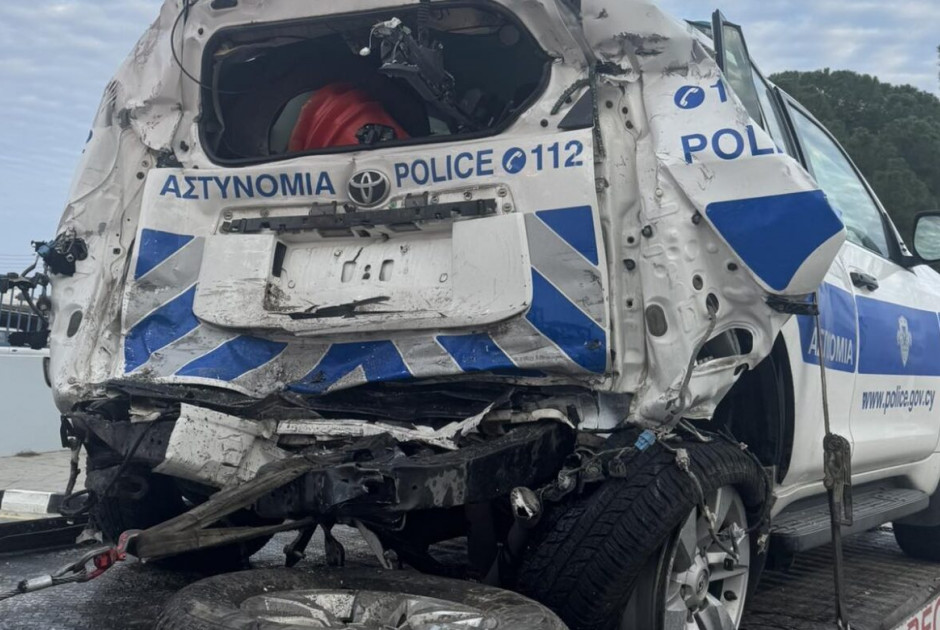 Σύγκρουση στον αυτοκινητόδρομο: Φορτηγό προσέκρουσε σε περιπολικό - Τρεις τραυματίες στο νοσοκομείο (ΦΩΤΟ)