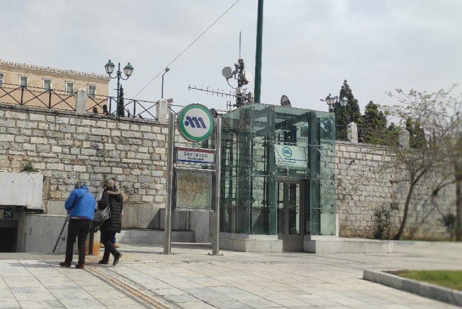 &Alpha;&theta;ή&nu;&alpha;: &Nu;&epsilon;&kappa;&rho;ό&sigmaf; ά&nu;&delta;&rho;&alpha;&sigmaf; &alpha;&nu;&alpha;&sigma;ύ&rho;&theta;&eta;&kappa;&epsilon; &mu;&epsilon;&tau;ά &alpha;&pi;ό &pi;&tau;ώ&sigma;&eta; &sigma;&tau;&iota;&sigmaf; &gamma;&rho;&alpha;&mu;&mu;έ&sigmaf; &tau;&omicron;&upsilon; &mu;&epsilon;&tau;&rho;ό &kappa;&omicron;&nu;&tau;ά &sigma;&tau;&omicron; &Sigma;ύ&nu;&tau;&alpha;&gamma;&mu;&alpha;