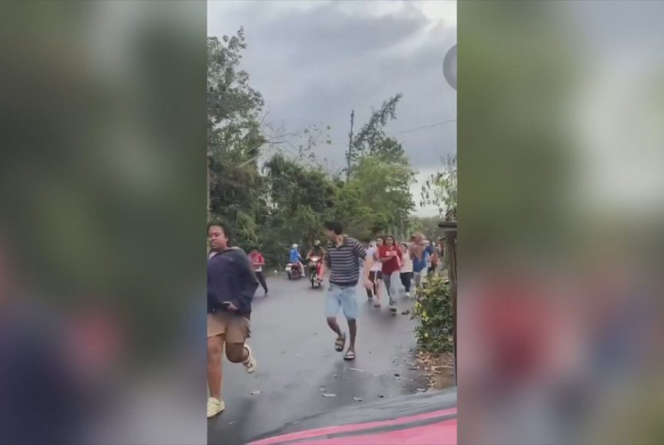 &Tau;&rho;ό&mu;&omicron;&sigmaf; &sigma;&tau;&eta;&nu; &Tau;&alpha;ϊ&lambda;ά&nu;&delta;&eta;: Έ&nu;&omicron;&pi;&lambda;&omicron;&sigmaf; ά&nu;&omicron;&iota;&xi;&epsilon; &pi;&upsilon;&rho; &sigma;&epsilon; &sigma;&chi;&omicron;&lambda;&epsilon;ί&omicron; &kappa;&rho;&alpha;&tau;ώ&nu;&tau;&alpha;&sigmaf; &omicron;&mu;ή&rho;&omicron;&upsilon;&sigmaf; &mu;&alpha;&theta;&eta;&tau;έ&sigmaf; &kappa;&alpha;&iota; &delta;&alpha;&sigma;&kappa;ά&lambda;&omicron;&upsilon;&sigmaf;