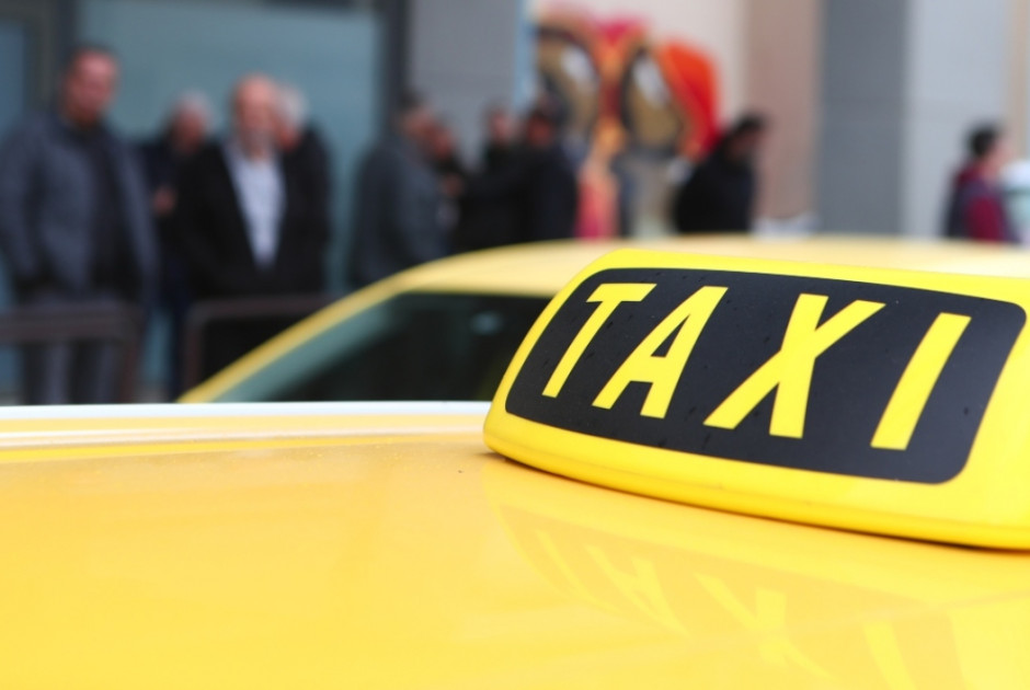 &Alpha;&theta;ή&nu;&alpha;: &Omicron;&delta;&eta;&gamma;ό&sigmaf; &tau;&alpha;&xi;ί &chi;&rho;έ&omega;&nu;&epsilon; &delta;&iota;&pi;&lambda;ή &tau;&alpha;&rho;ί&phi;&alpha; &alpha;&nu;&tau;ί &gamma;&iota;&alpha; &mu;&omicron;&nu;ή