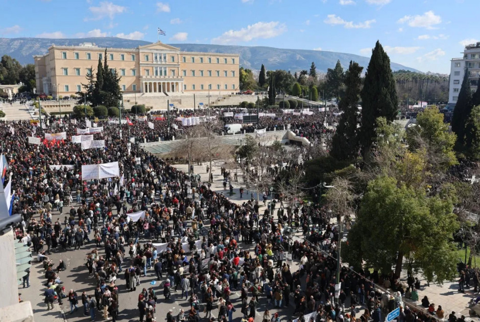 Τρία χρόνια από την τραγωδία των Τεμπών: Επεισόδια στο Σύνταγμα μετά τη λήξη της διαδήλωσης (ΦΩΤΟΣ)