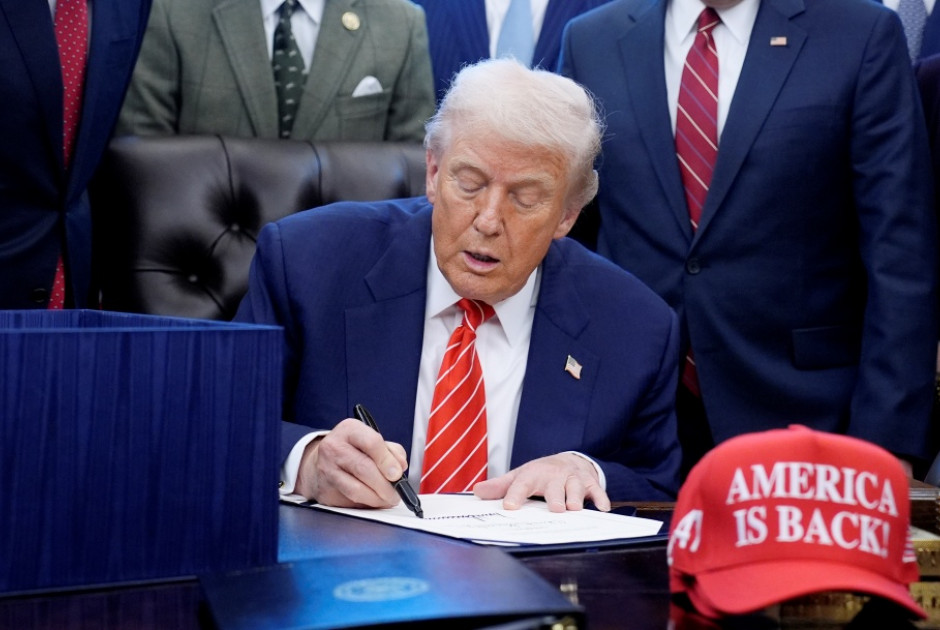 &Tau;&rho;&alpha;&mu;&pi;: &Upsilon;&pi;έ&gamma;&rho;&alpha;&psi;&epsilon; &nu;&omicron;&mu;&omicron;&sigma;&chi;έ&delta;&iota;&omicron; &pi;&omicron;&upsilon; &beta;ά&zeta;&epsilon;&iota; &tau;έ&lambda;&omicron;&sigmaf; &sigma;&tau;&eta; &delta;&eta;&mu;&omicron;&sigma;&iota;&omicron;&nu;&omicron;&mu;&iota;&kappa;ή &pi;&alpha;&rho;ά&lambda;&upsilon;&sigma;&eta; &sigma;&tau;&iota;&sigmaf; &Eta;&Pi;&Alpha;