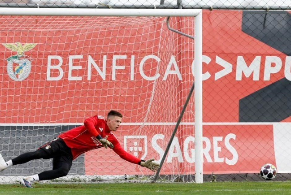 &Tau;&rho;&omicron;ύ&mu;&pi;&iota;&nu;, &omicron; ή&rho;&omega;&alpha;&sigmaf; &pi;&omicron;&upsilon; ...έ&pi;&epsilon;&sigma;&epsilon; &alpha;&pi;ό &tau;&alpha; &sigma;ύ&nu;&nu;&epsilon;&phi;&alpha;, έ&chi;&epsilon;&iota; &rho;&alpha;&nu;&tau;&epsilon;&beta;&omicron;ύ &xi;&alpha;&nu;ά &mu;&epsilon; &tau;&eta; &laquo;&beta;&alpha;&sigma;ί&lambda;&iota;&sigma;&sigma;&alpha;&raquo;