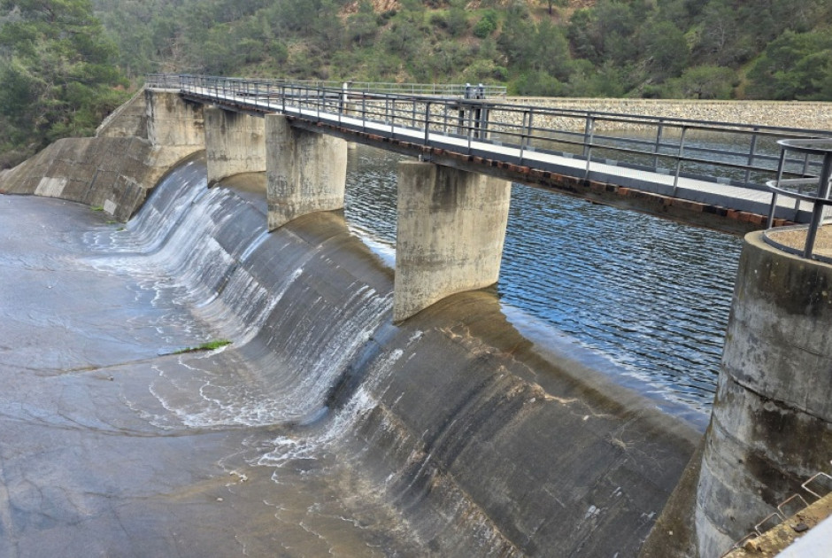 Ξεκίνησε η υπερχείλιση φραγμάτων μετά τη ροή νερού των τελευταιών ημερών (ΒΙΝΤΕΟ)