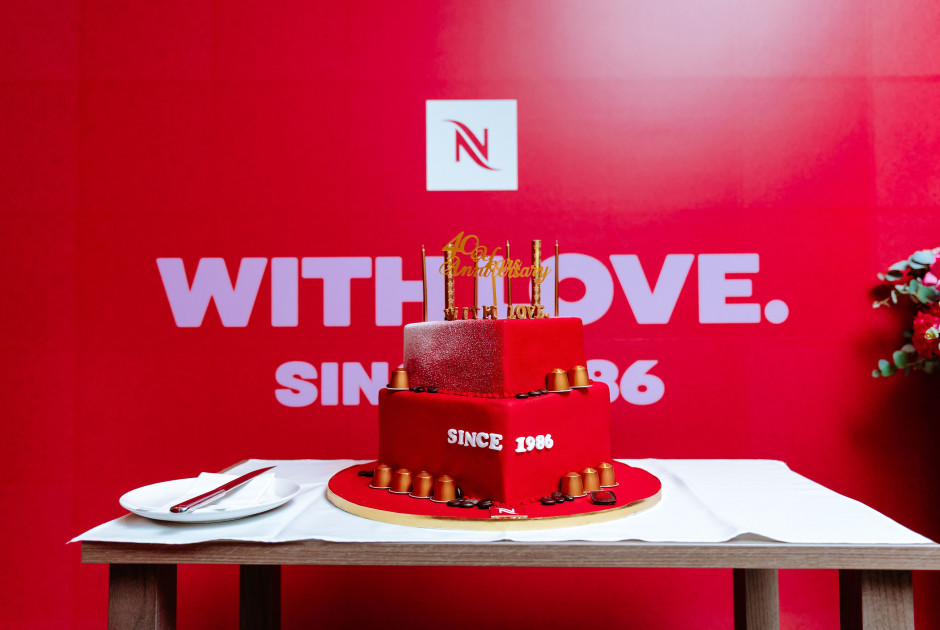 &Eta; Nespresso &Kappa;ύ&pi;&rho;&omicron;&upsilon; &gamma;&iota;ό&rho;&tau;&alpha;&sigma;&epsilon; &tau;&alpha; 40 &chi;&rho;ό&nu;&iota;&alpha; Nespresso &mu;&epsilon; έ&nu;&alpha; &lambda;&alpha;&mu;&pi;&epsilon;&rho;ό, &epsilon;&pi;&epsilon;&tau;&epsilon;&iota;&alpha;&kappa;ό &pi;ά&rho;&tau;&iota;