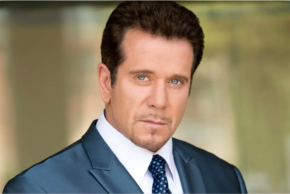 Bobby J. Brown: &Pi;έ&theta;&alpha;&nu;&epsilon; &omicron; &eta;&theta;&omicron;&pi;&omicron;&iota;ό&sigmaf; &sigma;&epsilon; &eta;&lambda;&iota;&kappa;ί&alpha; 62 &epsilon;&tau;ώ&nu;