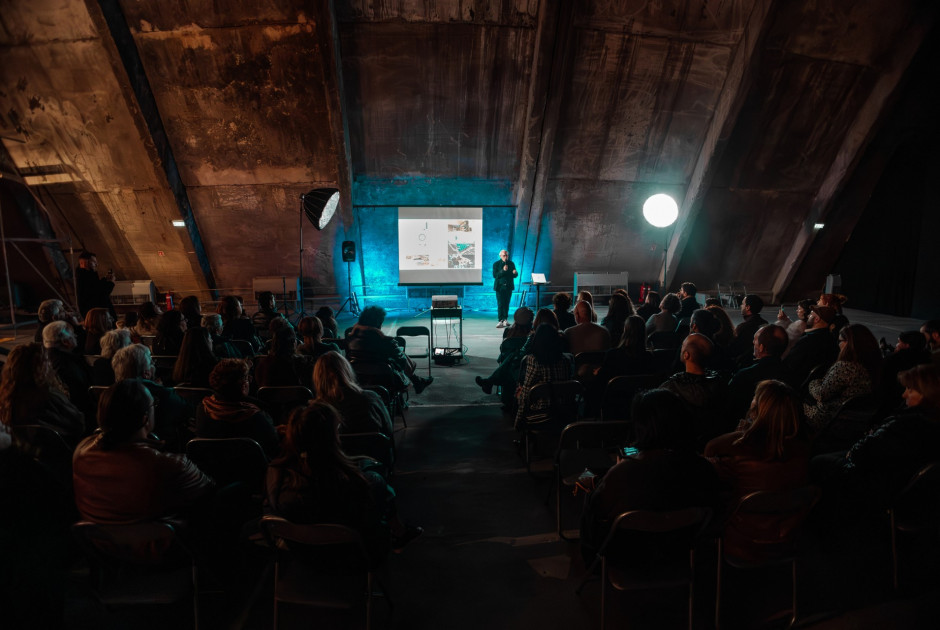 &Omicron;&lambda;&omicron;&kappa;&lambda;&eta;&rho;ώ&theta;&eta;&kappa;&epsilon; &eta; έ&kappa;&theta;&epsilon;&sigma;&eta; From Nature to Structure: Threads of Dialogue