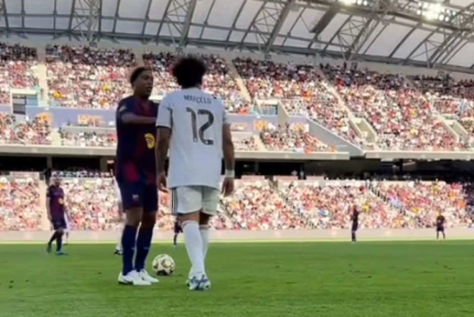 El Clasico παλαιμάχων στο Λος Άντζελες: Το πείραγμα του Ροναλντίνιο στον Μαρσέλο και η ισοπαλία των θρύλων