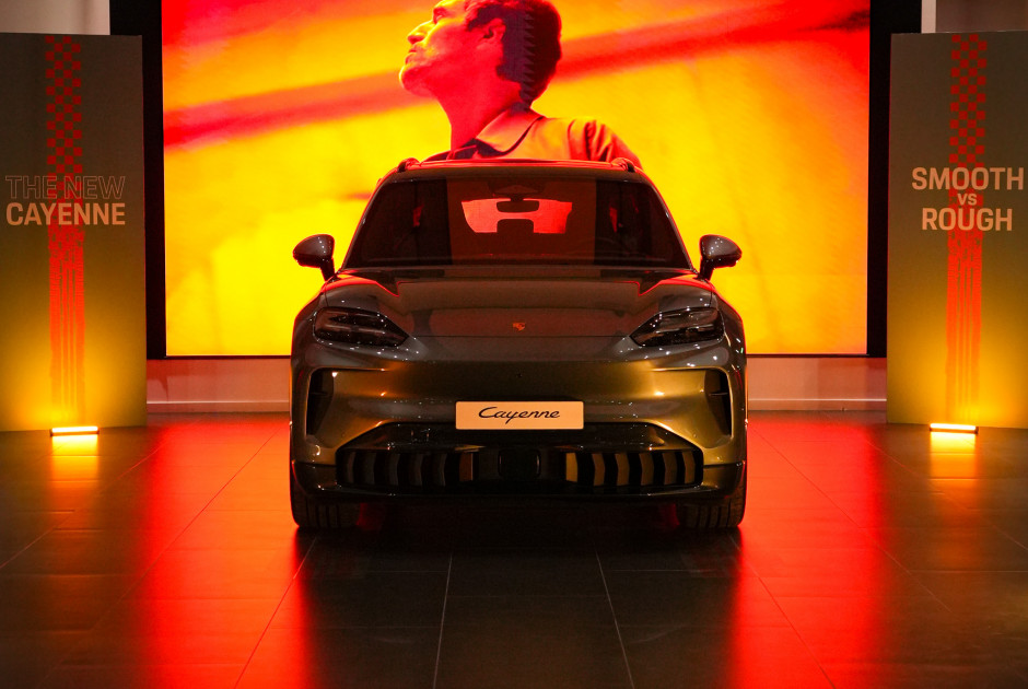 &Alpha;&pi;&omicron;&kappa;&lambda;&epsilon;&iota;&sigma;&tau;&iota;&kappa;ή &Pi;&alpha;&rho;&omicron;&upsilon;&sigma;ί&alpha;&sigma;&eta; &tau;&eta;&sigmaf; &nu;έ&alpha;&sigmaf; Porsche Cayenne Electric &sigma;&tau;&eta;&nu; &Kappa;ύ&pi;&rho;&omicron;