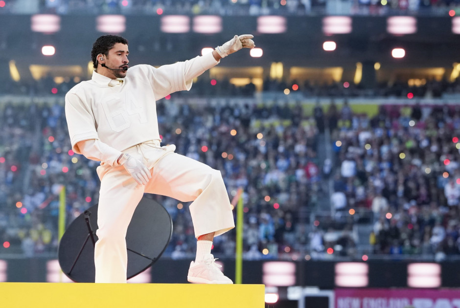 Bad Bunny: Εμφανίστηκε στη σκηνή του Super Bowl 2026 με Zara