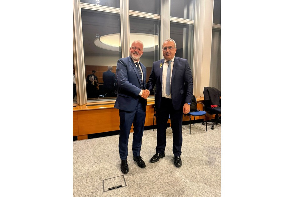 &Alpha;&phi;&theta;ώ&delta;&eta;&sigmaf; &pi;&upsilon;&rho;&epsilon;&tau;ό&sigmaf; &sigma;&tau;&eta;&nu; &Kappa;ύ&pi;&rho;&omicron;: &Sigma;&upsilon;&nu;&alpha;&nu;&tau;&eta;&sigma;&eta; &Chi;&alpha;&tau;&zeta;&eta;&pi;&alpha;&nu;&tau;έ&lambda;&alpha; &mu;&epsilon; &Epsilon;&kappa;&tau;&epsilon;&lambda;&epsilon;&sigma;&tau;&iota;&kappa;ό &Delta;&iota;&epsilon;&upsilon;&theta;&upsilon;&nu;&tau;ή &tau;&eta;&sigmaf; EFSA