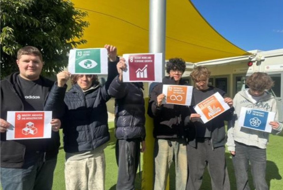 The Island Private School: &Tau;&omicron; e-waste έ&rho;&chi;&epsilon;&tau;&alpha;&iota; &sigma;&tau;&eta; &Kappa;ύ&pi;&rho;&omicron;