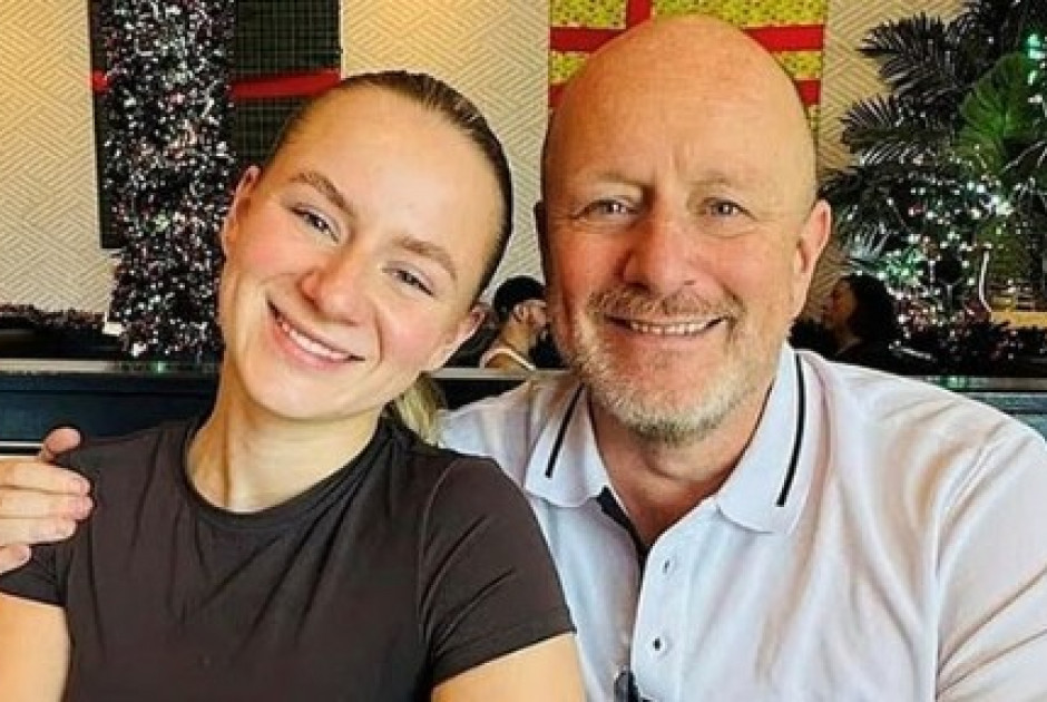 &Alpha;&delta;&iota;&alpha;&nu;ό&eta;&tau;&eta; &tau;&rho;&alpha;&gamma;&omega;&delta;ί&alpha; &sigma;&tau;&iota;&sigmaf; &Eta;&Pi;&Alpha;: &Pi;&alpha;&tau;έ&rho;&alpha;&sigmaf; &phi;έ&rho;&epsilon;&tau;&alpha;&iota; &nu;&alpha; &pi;&upsilon;&rho;&omicron;&beta;ό&lambda;&eta;&sigma;&epsilon; &kappa;&alpha;&iota; &sigma;&kappa;ό&tau;&omega;&sigma;&epsilon; &tau;&eta;&nu; &kappa;ό&rho;&eta; &tau;&omicron;&upsilon; &mu;&epsilon;&tau;ά &alpha;&pi;ό &kappa;&alpha;&beta;&gamma;ά &gamma;