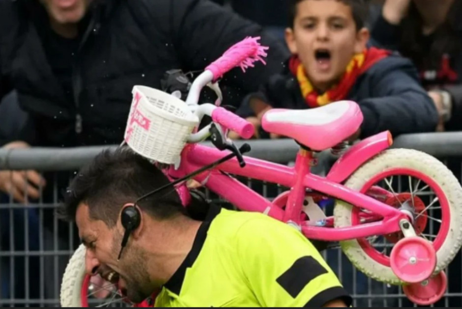 A&Pi;&Iota;&Sigma;&Tau;&Epsilon;&Upsilon;&Tau;&Omicron;: &Omicron;&pi;&alpha;&delta;&omicron;ί &pi;έ&tau;&alpha;&xi;&alpha;&nu; &pi;&alpha;&iota;&delta;&iota;&kappa;ό &pi;&omicron;&delta;ή&lambda;&alpha;&tau;&omicron; &sigma;&tau;&omicron;&nu; &delta;&iota;&alpha;&iota;&tau;&eta;&tau;ή &kappa;&iota; έ&chi;&alpha;&sigma;&epsilon; &tau;&iota;&sigmaf; &alpha;&iota;&sigma;&theta;ή&sigma;&epsilon;&iota;&sigmaf; &tau;&omicron;&upsilon;! (&Beta;&Iota;&Nu;&Tau;&Epsilon;&Omicron;)