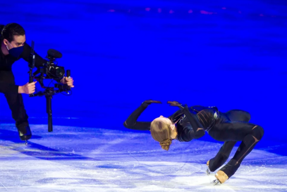 &Omicron; &pi;&alpha;&tau;&iota;&nu;έ&rho;-&kappa;ά&mu;&epsilon;&rho;&alpha;&mu;&alpha;&nu; &pi;&omicron;&upsilon; &kappa;&alpha;&tau;&alpha;&gamma;&rho;ά&phi;&epsilon;&iota; &sigma;&tau;&omicron;&nu; &pi;ά&gamma;&omicron; ό&lambda;&omicron; &tau;&omicron;... drama &tau;&omega;&nu; &Chi;&epsilon;&iota;&mu;&epsilon;&rho;&iota;&nu;ώ&nu; &Omicron;&lambda;&upsilon;&mu;&pi;&iota;&alpha;&kappa;ώ&nu; &Alpha;&gamma;ώ&nu;&omega;&nu;