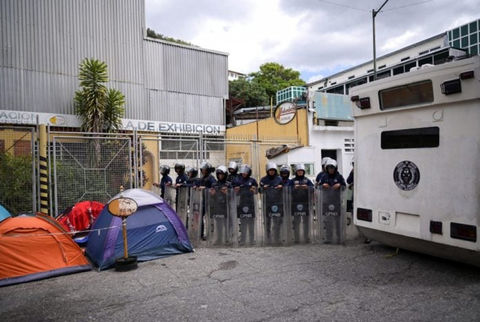 &Beta;&epsilon;&nu;&epsilon;&zeta;&omicron;&upsilon;έ&lambda;&alpha;: &Alpha;&pi;&omicron;&phi;&upsilon;&lambda;ά&kappa;&iota;&sigma;&eta; ό&lambda;&omega;&nu; &tau;&omega;&nu; &pi;&omicron;&lambda;&iota;&tau;&iota;&kappa;ώ&nu; &kappa;&rho;&alpha;&tau;&omicron;&upsilon;&mu;έ&nu;&omega;&nu; &mu;έ&chi;&rho;&iota; &tau;&eta;&nu; ά&lambda;&lambda;&eta; &beta;&delta;&omicron;&mu;ά&delta;&alpha;