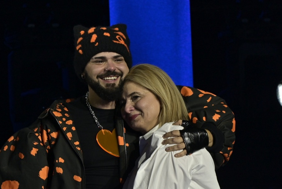 &Omicron; Akylas &alpha;&nu;έ&beta;&alpha;&sigma;&epsilon; &sigma;&tau;&eta; &sigma;&kappa;&eta;&nu;ή &tau;&eta; &mu;&eta;&tau;έ&rho;&alpha; &tau;&omicron;&upsilon; &kappa;&alpha;&iota; &xi;έ&sigma;&pi;&alpha;&sigma;&alpha;&nu; ό&lambda;&omicron;&iota; &sigma;&epsilon; &delta;ά&kappa;&rho;&upsilon;&alpha;