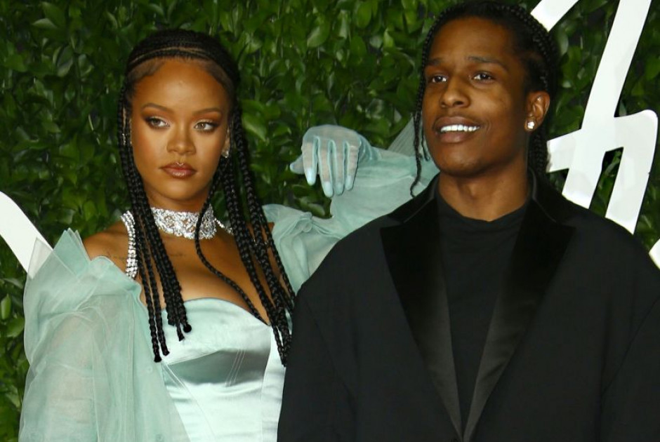 Η Ριάνα εμφανίστηκε με διαμαντένιο δαχτυλίδι και φούντωσαν οι φήμες για «μυστικό» γάμο με τον ASAP Rocky