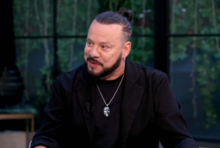 &Sigma;&upsilon;&gamma;&kappa;&lambda;&omicron;&nu;ί&zeta;&epsilon;&iota; &omicron; &Chi;&rho;ή&sigma;&tau;&omicron;&sigmaf; &Delta;ά&nu;&tau;&eta;&sigmaf;: &Mu;&epsilon;&gamma;ά&lambda;&omega;&sigma;&alpha; &mu;&epsilon; &mu;ί&alpha; &mu;ά&nu;&alpha; &eta; &omicron;&pi;&omicron;ί&alpha; έ&chi;&epsilon;&iota; &phi;ά&epsilon;&iota; &alpha;&rho;&kappa;&epsilon;&tau;ό &xi;ύ&lambda;&omicron;