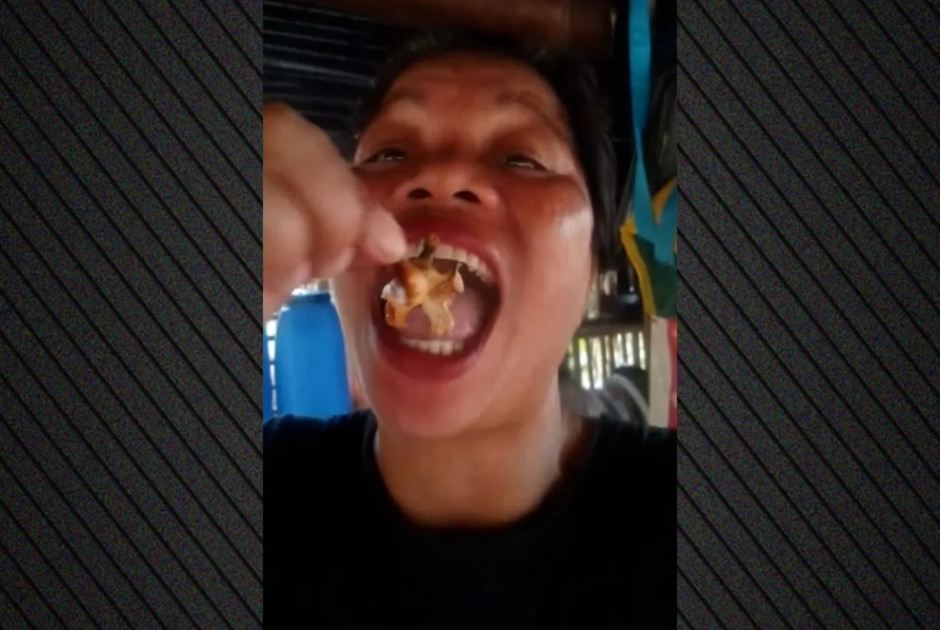 &Gamma;&upsilon;&nu;&alpha;ί&kappa;&alpha; έ&phi;&alpha;&gamma;&epsilon; &tau;&omicron; &laquo;&kappa;&alpha;&beta;&omicron;ύ&rho;&iota; &tau;&omicron;&upsilon; &delta;&iota;&alpha;&beta;ό&lambda;&omicron;&upsilon;&raquo; &kappa;&alpha;&iota; &pi;έ&theta;&alpha;&nu;&epsilon; &lambda;ί&gamma;&epsilon;&sigmaf; ώ&rho;&epsilon;&sigmaf; &mu;&epsilon;&tau;ά