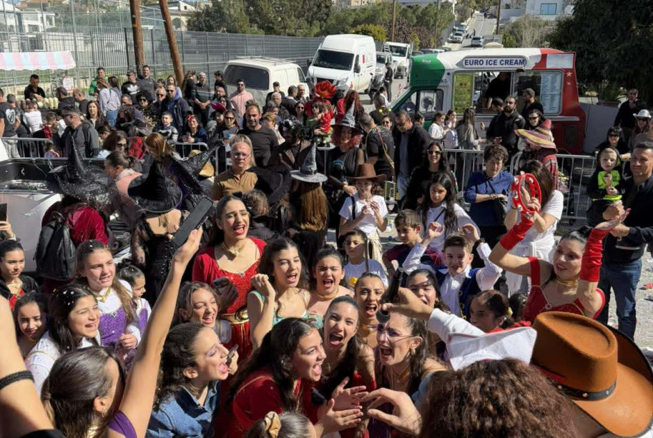 &Kappa;&Alpha;&Rho;&Nu;&Alpha;&Beta;&Alpha;&Lambda;&Iota;&Alpha; &sigma;&tau;&alpha; &Lambda;ύ&mu;&pi;&iota;&alpha;: &Gamma;&iota;&alpha; &tau;&eta;&nu; 9&eta; &Pi;&epsilon;&rho;&iota;&phi;&epsilon;&rho;&epsilon;&iota;&alpha;&kappa;ή &Pi;&alpha;&rho;έ&lambda;&alpha;&sigma;&eta; &tau;&omicron;&upsilon; &Delta;ή&mu;&omicron;&upsilon; &Nu;ό&tau;&iota;&alpha;&sigmaf; &Lambda;&epsilon;&upsilon;&kappa;&omega;&sigma;ί&alpha;&sigmaf; (&Beta;&Iota;&Nu;&Tau;&Epsilon;&Omicron;