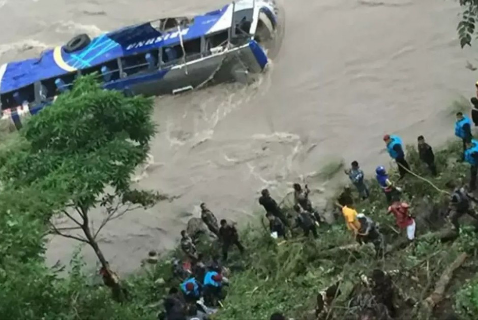 Θανατηφόρο δυστύχημα στο Νεπάλ: 17 νεκροί από πτώση λεωφορείου σε χαράδρα