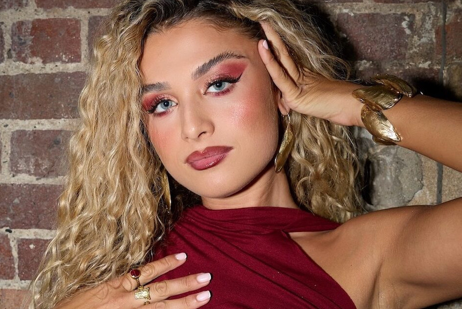 Eurovision 2026 &ndash; Antigoni: &Eta; &alpha;&pi;ά&nu;&tau;&eta;&sigma;&eta; &sigma;&tau;&iota;&sigmaf; &alpha;&nu;&tau;&iota;&delta;&rho;ά&sigma;&epsilon;&iota;&sigmaf; &gamma;&iota;&alpha; &tau;&omicron; video clip