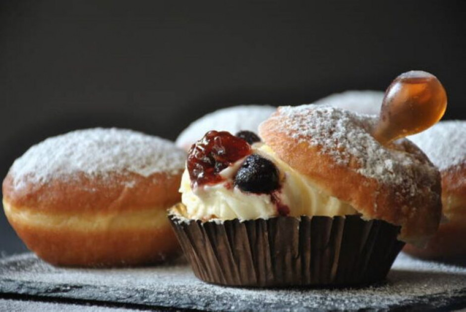 &Pi;&omicron;&iota;&omicron;&iota; &gamma;&iota;&omicron;&rho;&tau;ά&zeta;&omicron;&upsilon;&nu; &sigma;ή&mu;&epsilon;&rho;&alpha;, 26 &Phi;&epsilon;&beta;&rho;&omicron;&upsilon;&alpha;&rho;ί&omicron;&upsilon;