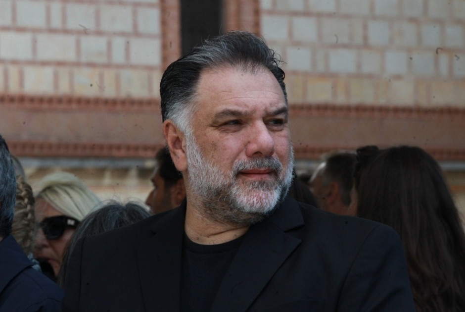 &Alpha;&rho;&nu;&alpha;&omicron;ύ&tau;&omicron;&gamma;&lambda;&omicron;&upsilon;: &Epsilon;&pi;έ&sigma;&tau;&rho;&epsilon;&psi;&epsilon; &sigma;&tau;&omicron; &rho;&alpha;&delta;&iota;ό&phi;&omega;&nu;&omicron; &mu;&epsilon;&tau;ά &tau;&omicron;&nu; &theta;ά&nu;&alpha;&tau;&omicron; &tau;&eta;&sigmaf; &mu;&eta;&tau;έ&rho;&alpha;&sigmaf; &tau;&omicron;&upsilon;