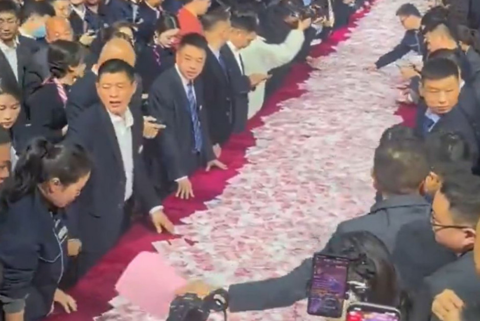 Κίνα: Αφεντικό μοίρασε μπόνους 22 εκατ. ευρώ στους εργαζόμενους