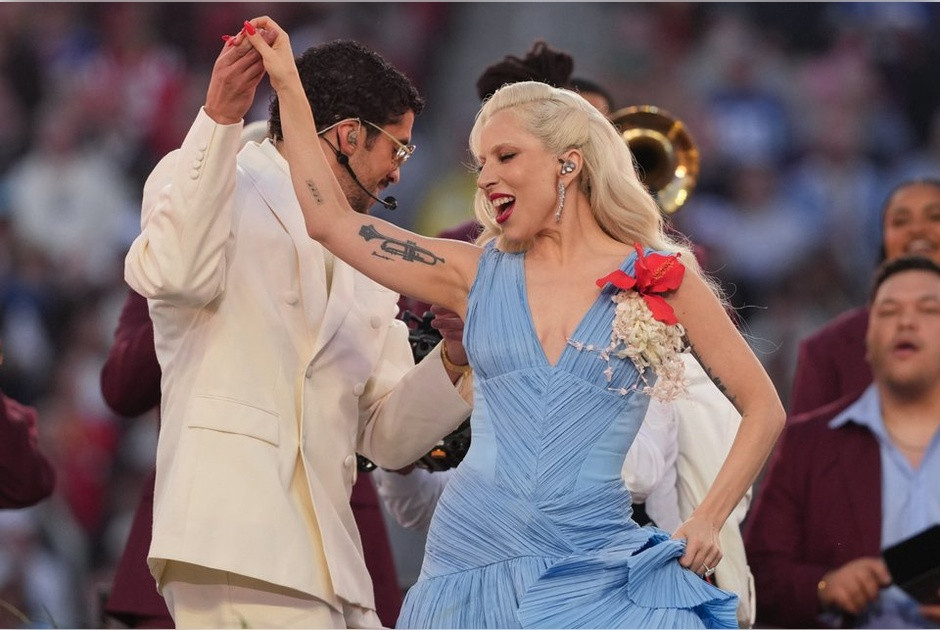 Super Bowl 2026: &Eta; &xi;&epsilon;&chi;&omega;&rho;&iota;&sigma;&tau;ή &epsilon;&mu;&phi;ά&nu;&iota;&sigma;&eta; &tau;&eta;&sigmaf; Lady Gaga &kappa;&alpha;&iota; &omicron; &chi;&omicron;&rho;ό&sigmaf; &mu;&epsilon; &tau;&omicron;&nu; Bad Bunny
