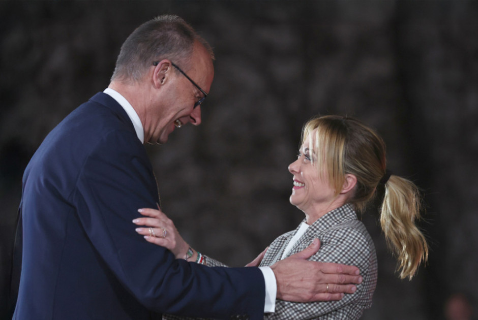 &laquo;&Mu;&epsilon;&rho;&tau;&sigma;ό&nu;&iota;&raquo;, &tau;&omicron; &nu;έ&omicron; &iota;&sigma;&chi;&upsilon;&rho;ό &delta;ί&delta;&upsilon;&mu;&omicron; &tau;&eta;&sigmaf; &Epsilon;&upsilon;&rho;ώ&pi;&eta;&sigmaf; &kappa;&alpha;&iota; &eta; &alpha;&pi;ά&nu;&tau;&eta;&sigma;&eta; &pi;&omicron;&upsilon; &epsilon;&tau;&omicron;&iota;&mu;ά&zeta;&epsilon;&iota; &omicron; &Mu;&alpha;&kappa;&rho;ό&nu;