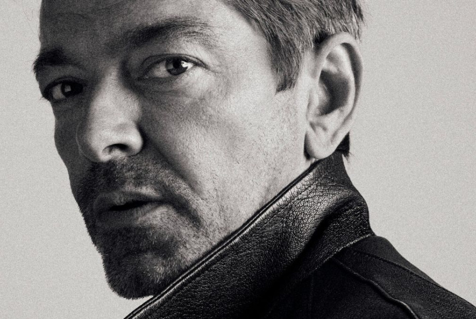 Versace: &Omicron; Pieter Mulier &epsilon;ί&nu;&alpha;&iota; &omicron; &nu;έ&omicron;&sigmaf; &delta;&eta;&mu;&iota;&omicron;&upsilon;&rho;&gamma;&iota;&kappa;ό&sigmaf; &delta;&iota;&epsilon;&upsilon;&theta;&upsilon;&nu;&tau;ή&sigmaf; &tau;&omicron;&upsilon; &omicron;ί&kappa;&omicron;&upsilon; &mu;ό&delta;&alpha;&sigmaf;