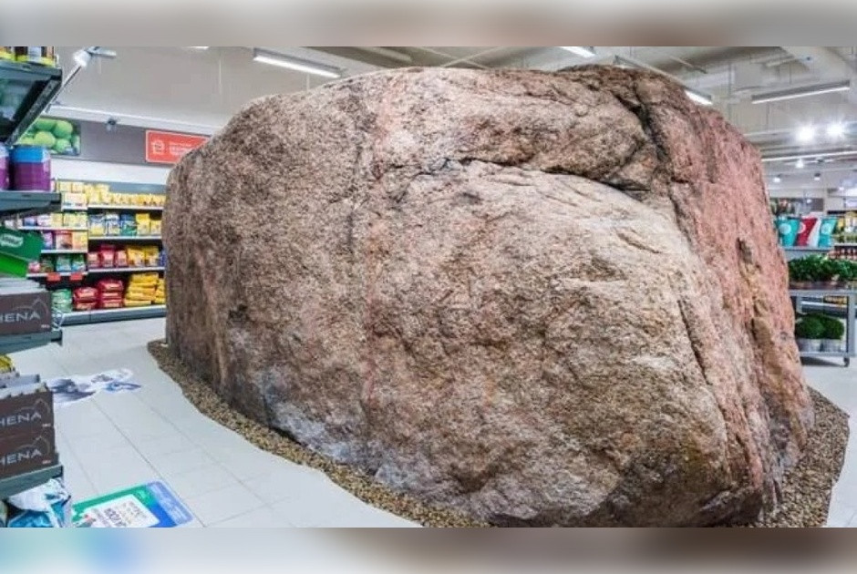 Εσθονία: Σούπερ μάρκετ «χτίστηκε» γύρω από έναν παγετωνικό βράχο 10.000 ετών