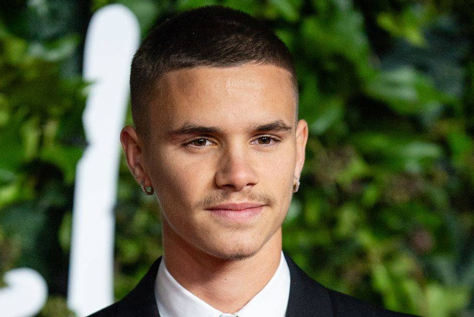 &Rho;&omicron;&mu;έ&omicron; &Mu;&pi;έ&kappa;&alpha;&mu;: Έ&kappa;&alpha;&nu;&epsilon; &tau;&alpha;&tau;&omicron;&upsilon;ά&zeta; &gamma;&iota;&alpha; &tau;&eta;&nu; &omicron;&iota;&kappa;&omicron;&gamma;έ&nu;&epsilon;&iota;ά &tau;&omicron;&upsilon; &tau;&eta;&nu; ώ&rho;&alpha; &pi;&omicron;&upsilon; &omicron; &alpha;&delta;&epsilon;&rho;&phi;ό&sigmaf; &tau;&omicron;&upsilon;, &Mu;&pi;&rho;&omicron;ύ&kappa;&lambda;&iota;&nu; &tau;&omicron; έ&sigma;&beta;&eta;&sigma;&epsilon;