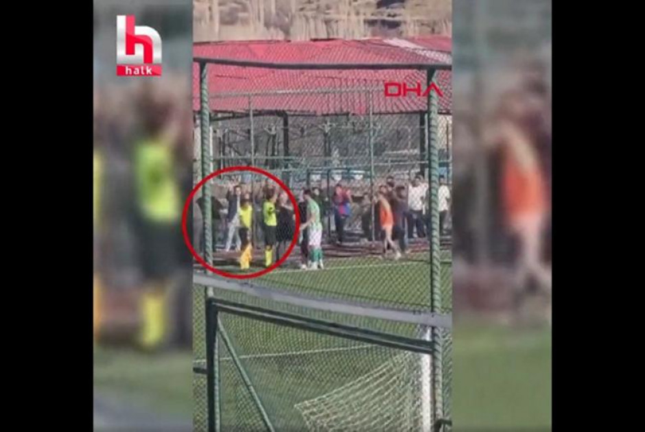 Πέταξαν παιδικό ποδήλατο στον επόπτη μετά την μη κατακύρωση γκολ (ΒΙΝΤΕΟ)