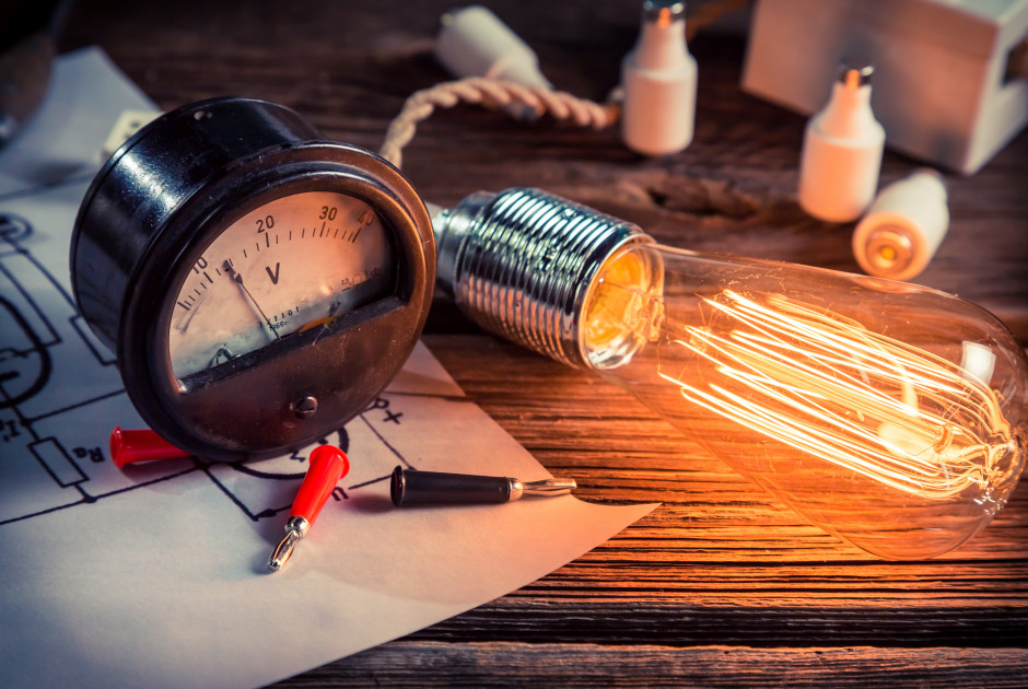 &Alpha;&lambda;&lambda;ά&zeta;&omicron;&upsilon;&mu;&epsilon; &tau;&omicron;&upsilon;&sigmaf; &pi;&alpha;&lambda;&iota;&omicron;ύ&sigmaf; &eta;&lambda;&epsilon;&kappa;&tau;&rho;&iota;&kappa;&omicron;ύ&sigmaf; &delta;&iota;&alpha;&kappa;ό&pi;&tau;&epsilon;&sigmaf; &sigma;&epsilon; &sigma;&pi;ί&tau;&iota;&alpha; &pi;&rho;&iota;&nu; &tau;&omicron; 1990 &ndash; &Tau;&iota; &pi;&rho;έ&pi;&epsilon;&iota; &nu;&alpha; &kappa;ά&nu;&omicron;&upsilon;&mu;&epsilon;