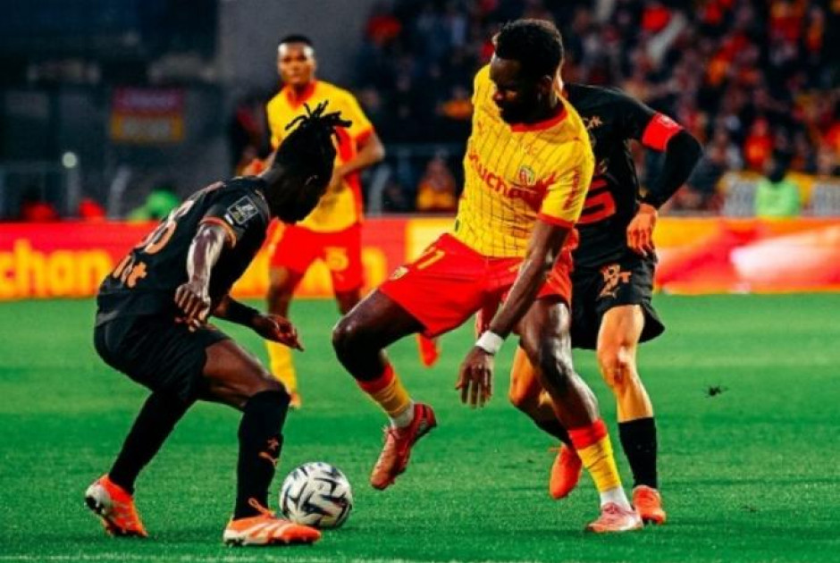 Νίκη με δέκα παίκτες και κορυφή για τη Λανς!