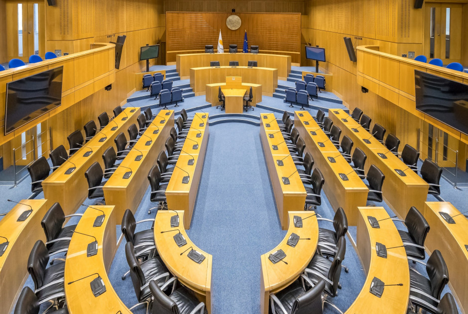 Ψηφίστηκαν αυστηρότερες ρυθμίσεις για εργοδότηση πρώην αξιωματούχων στον ιδιωτικό τομέα