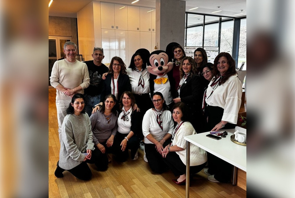 &Tau;&omicron; Ί&delta;&rho;&upsilon;&mu;&alpha; &Mu;&iota;&kappa;&rho;&omicron;ί Ή&rho;&omega;&epsilon;&sigmaf; &delta;ί&pi;&lambda;&alpha; &sigma;&tau;&alpha; &pi;&alpha;&iota;&delta;&iota;ά &mu;&alpha;&sigmaf; &pi;&omicron;&upsilon; &beta;&rho;ί&sigma;&kappa;&omicron;&nu;&tau;&alpha;&iota; &sigma;&tau;&eta; &Gamma;&epsilon;&rho;&mu;&alpha;&nu;ί&alpha;