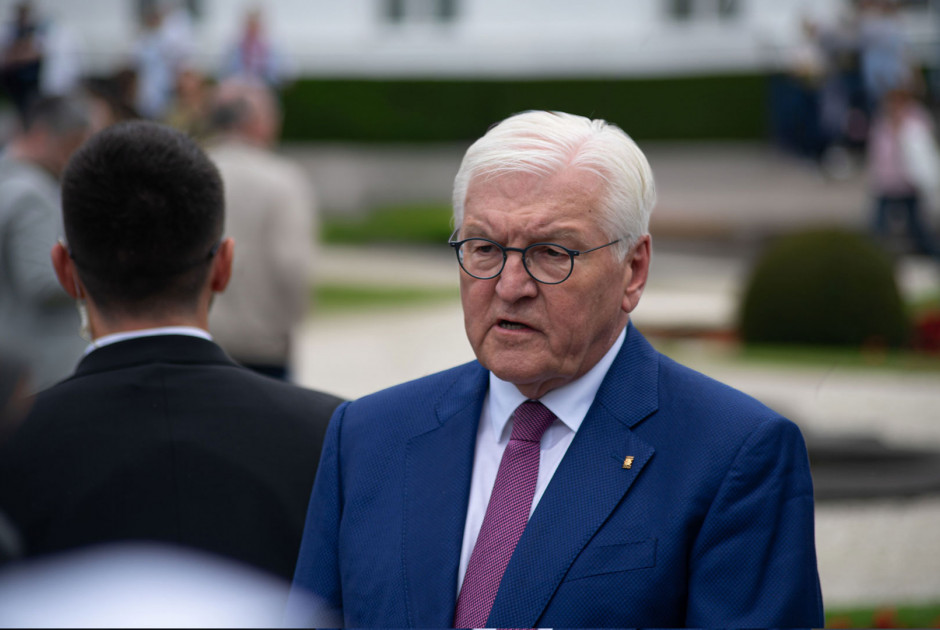 &Gamma;&epsilon;&rho;&mu;&alpha;&nu;ό&sigmaf; &Pi;&rho;ό&epsilon;&delta;&rho;&omicron;&sigmaf;: &Pi;&alpha;&rho;&alpha;&beta;ί&alpha;&sigma;&eta; &delta;&iota;&epsilon;&theta;&nu;&omicron;ύ&sigmaf; &delta;&iota;&kappa;&alpha;ί&omicron;&upsilon; &omicron; &pi;ό&lambda;&epsilon;&mu;&omicron;&sigmaf; &epsilon;&nu;&alpha;&nu;&tau;ί&omicron;&nu; &Iota;&rho;ά&nu;