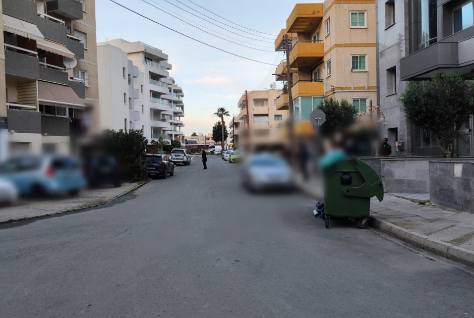 Συναγερμός στη Λάρνακα: Άνδρας με μαχαίρι απειλεί και φωνάζει από μπαλκόνι πολυκατοικίας