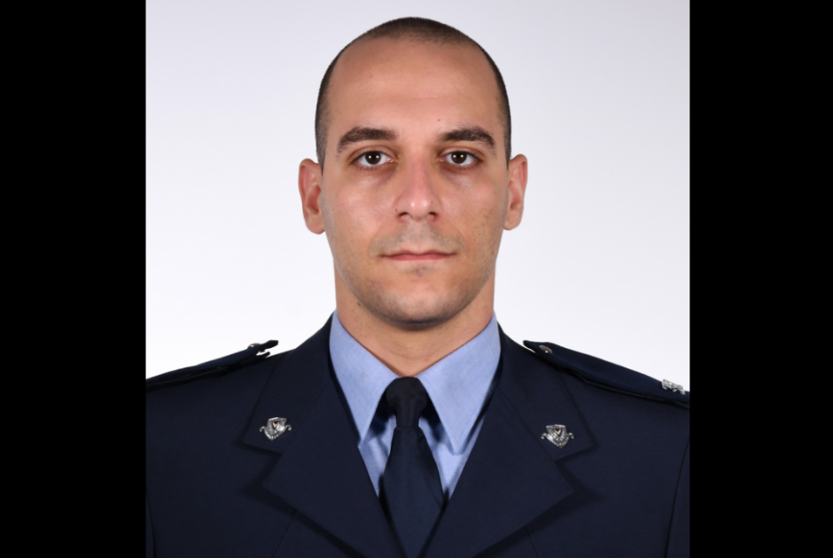 &Beta;&alpha;&rho;ύ &pi;έ&nu;&theta;&omicron;&sigmaf; &sigma;&tau;&eta;&nu; &Alpha;&sigma;&tau;&upsilon;&nu;&omicron;&mu;ί&alpha; &gamma;&iota;&alpha; &tau;&omicron; &theta;ά&nu;&alpha;&tau;&omicron; &tau;&omicron;&upsilon; 28&chi;&rho;&omicron;&nu;&omicron;&upsilon; &Alpha;&nu;&delta;&rho;έ&alpha; &pi;&omicron;&upsilon; &laquo;έ&sigma;&beta;&eta;&sigma;&epsilon;&raquo; &sigma;&tau;&eta;&nu; ά&sigma;&phi;&alpha;&lambda;&tau;&omicron;